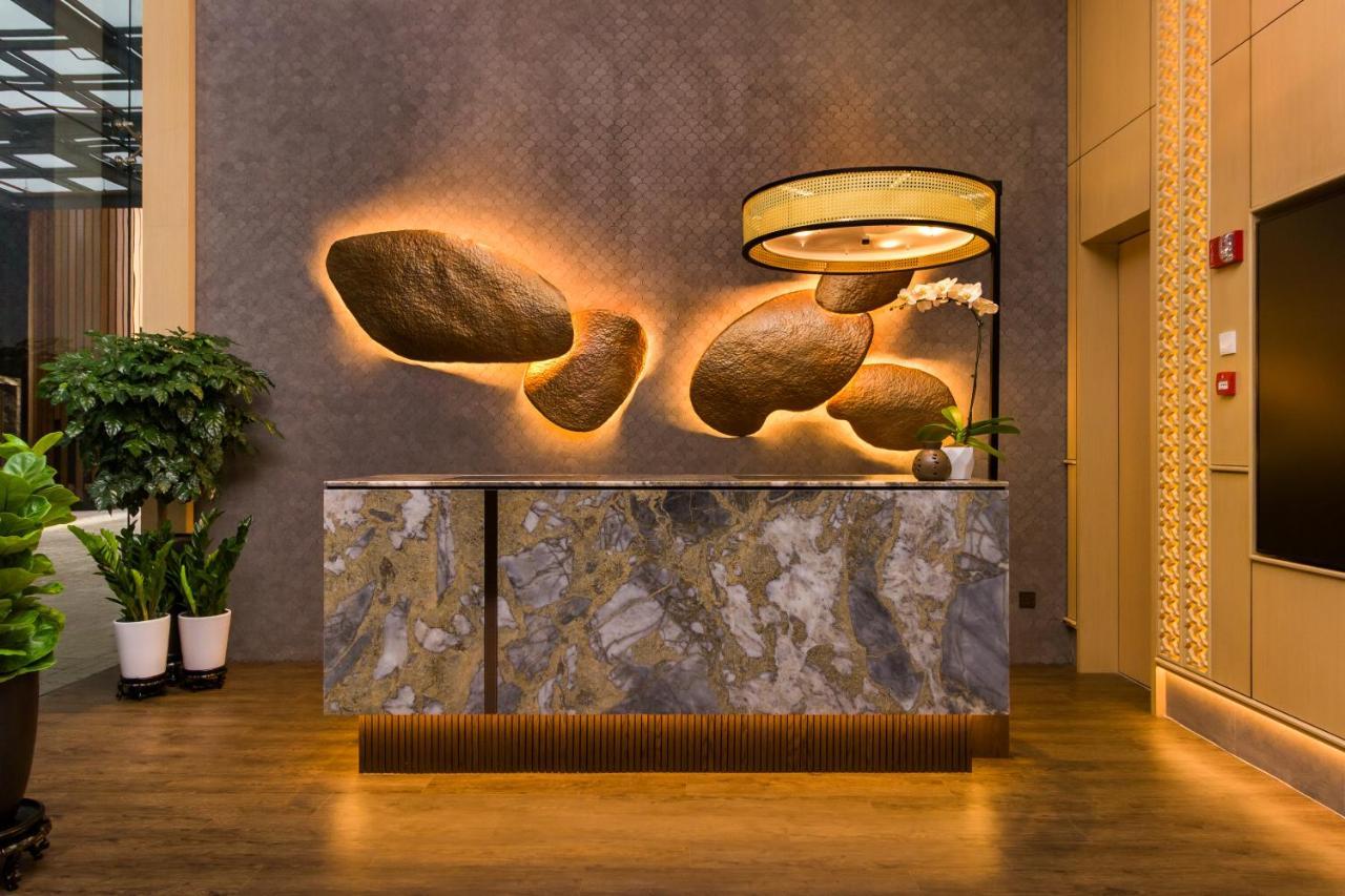 M Resort & Hotel 쿠알라룸푸르 외부 사진 The reception desk at the hotel