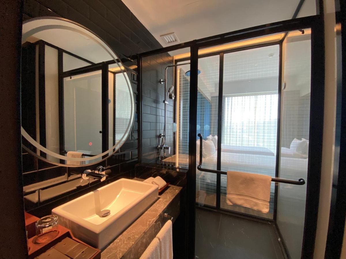 M Resort & Hotel 쿠알라룸푸르 외부 사진 Bathroom of a room at the hotel